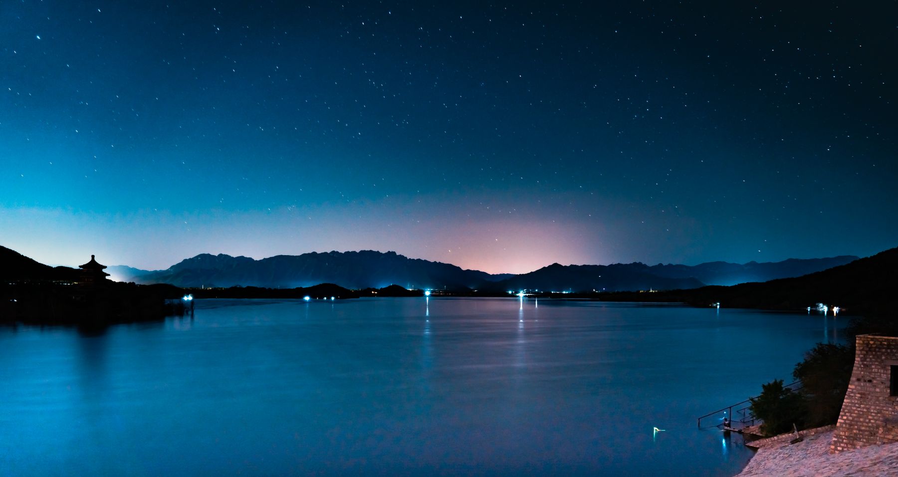 中国台湾日月潭夜色与湖面