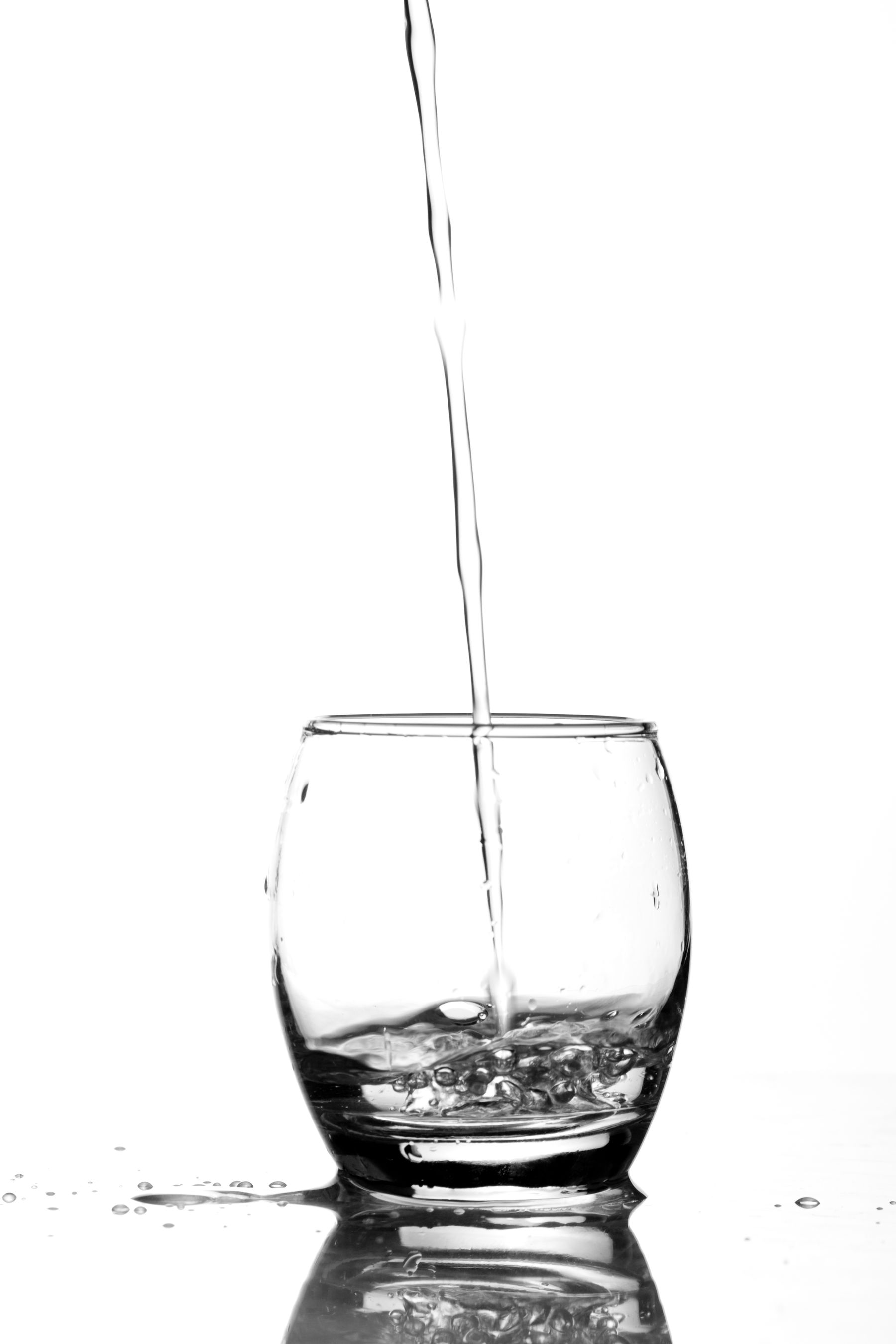 清水注入透明玻璃杯，液体意象